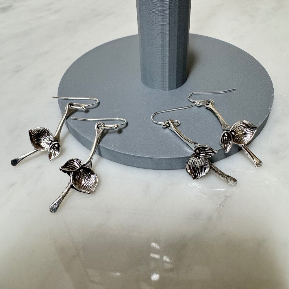(NEW) Silver-Tone Metal Long Dangle Drop Leaf Motif Hook Earrings